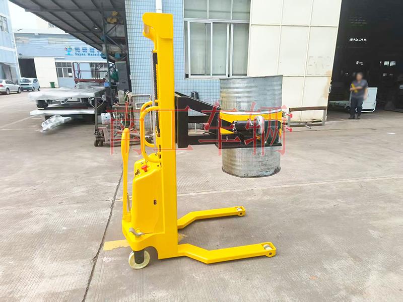 0.5噸帶自動旋轉(zhuǎn)升降油桶車